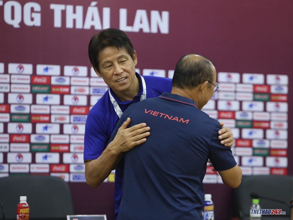 HLV Akira Nishino và HLV Park Hang Seo trao nhau cái ôm trong phòng họp báo. Ảnh: Lê Thành trực tiếp Việt Nam vs Thái Lan, link xem trực tiếp việt nam vs thái lan, trực tiếp vòng loại world cup 2022, việt nam vs thái lan, link xem việt nam vs thái lan, trực tiếp việt nam vs thái lan hôm nay