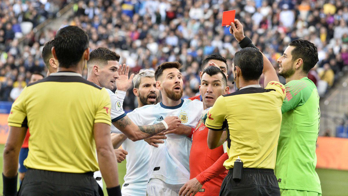 Messi bất ngờ khi phải nhận thẻ đỏ từ trọng tài Messi, ronaldo, messi ronaldo, argentina, bồ đào nha, ro si, messi cr7, cristiano ronaldo, lionel messi,, uefa, nations league, euro, copa america 2019, thẻ đỏ, ronaldo chơi xấu, messi chơi xấu