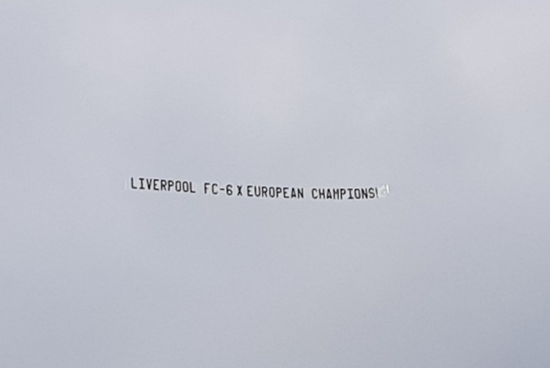 Tấm banner được gắn sau máy bay mà CĐV Liverpool thuê cđv liverpool, liverpool, mu, manu, manchester united, cđv mu, liverpool mu, cđv man united, cđv liverpool chế giễu mu, HLV Solskjaer, mối thù giữa mu và liverpool