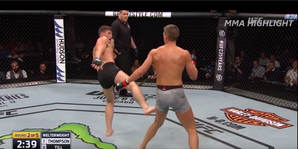 2 cú oblique ở giữa hiệp 2 khiến Thompson phải nghỉ tập luyện 8 tuần sau UFC Fight Night 130 UFC, MMA, những đòn đánh bị cấm trong MMA, oblique kick trong MMA, Stephen Thompson, Darren Till, Jon Jones,