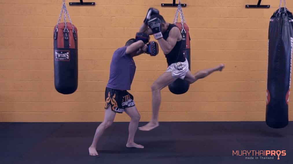 Tư thế đánh chỏ cắm trong Muay Thái. UFC, MMA, chỏ cắm, chỏ 12-6, Eddie Alvarez vs Dustin Poirier, đòn cấm trong MMA, Conor McGregor, John McCarthy