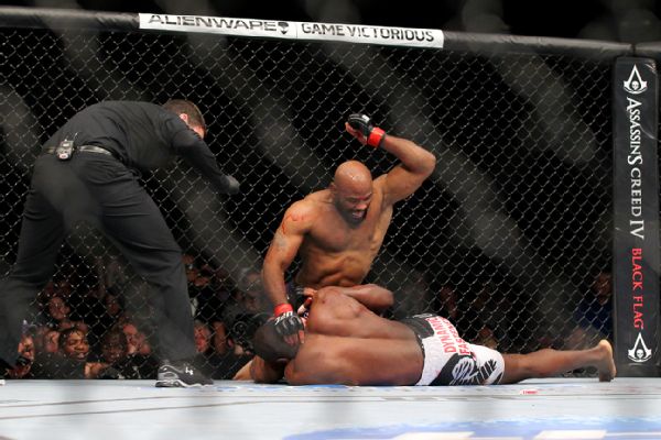 Tình huống giữa Yoel Romero ... UFC, MMA, chỏ cắm, chỏ 12-6, Eddie Alvarez vs Dustin Poirier, đòn cấm trong MMA, Conor McGregor, John McCarthy
