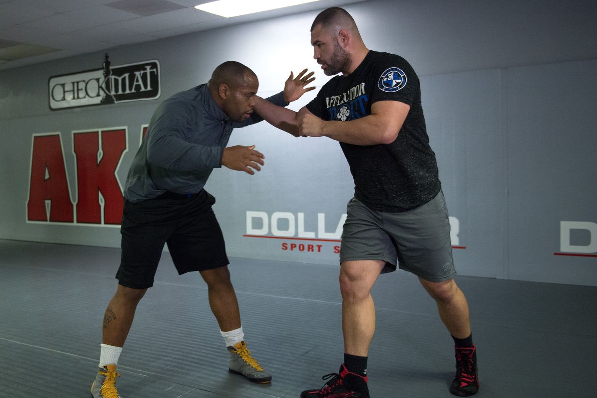 Daniel Cormier cho biết Cain vẫn cùng anh tập luyện trong thời gian nghỉ thi đấu. ufc, mma, daniel cormier, cain velasquez,