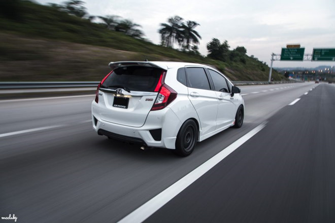Xe Honda Jazz trắng được cấp cho Xuân Trường honda jazz trang