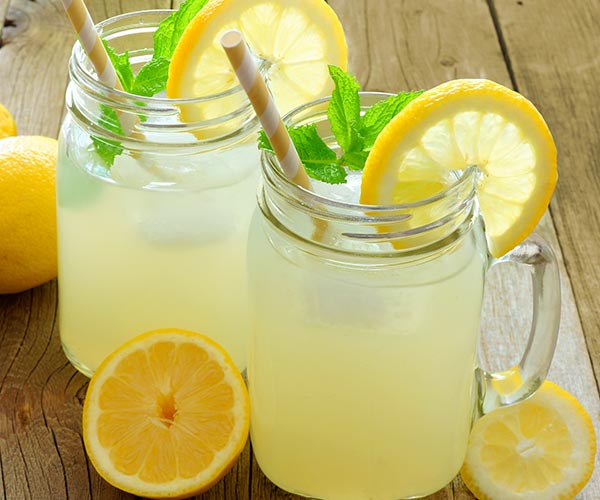 Nước có pha thêm một vài lát chanh sẽ hỗ trợ đốt cháy calo trong ngày nuoc chanh 1