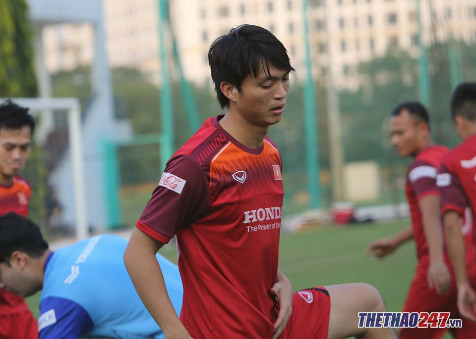 Tuấn Anh tập gym dưới sự giám sát của bác sĩ Choi ở Indonesia tuan anh