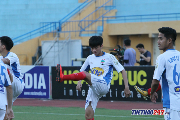 Phan Thanh Hậu tiếp tục được điền tên vào danh sách thi đấu chính thức của HAGL trong trận này. Ảnh: Bảo Ngọc. than quảng ninh vs HAGL