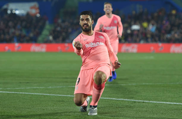 Suarez nâng tỷ số lên 2-0 bằng cú volley thần sầu