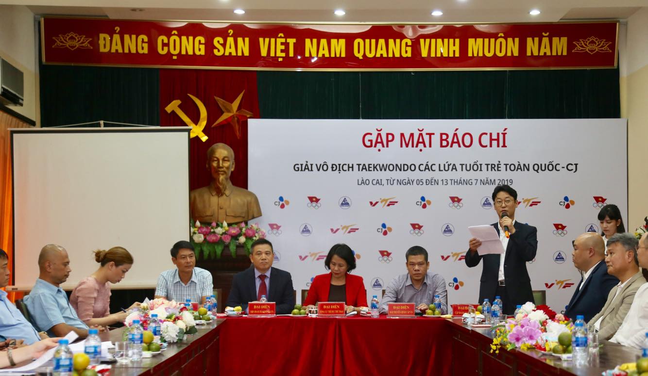 Lãnh đạo các Ban ngành và đại diện tập đoàn CJ trong buổi họp báo. hop bao taekwondo viet nam