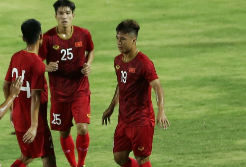 Nguyễn Trọng Long (số 19) là người ghi siêu phẩm khai thông thế bế tắc. Ảnh: Ngọc Bảo nguyen trong long