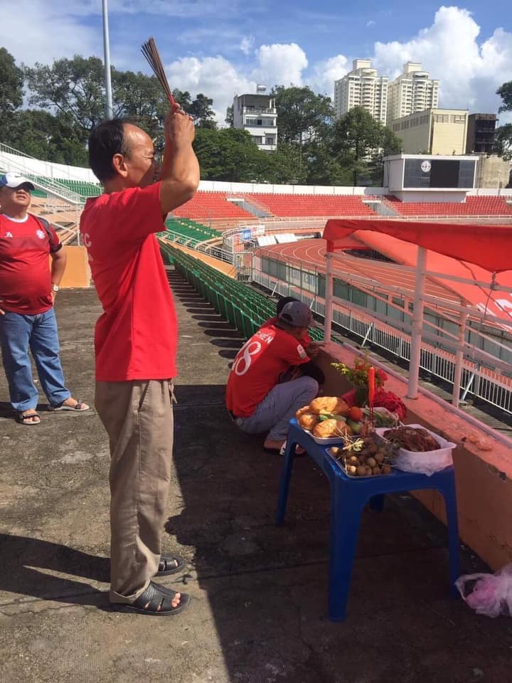 CĐV Tp. Hồ Chí Minh thắp hương cầu mong đội nhà giành chiến thắng. tp hcm