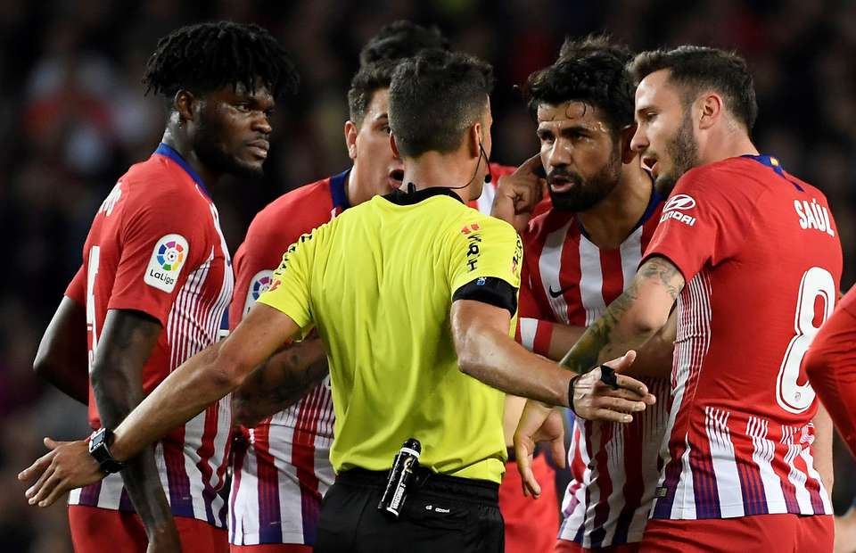 Costa đã có hành vi lăng mạ trọng tài Diego Costa thẻ đỏ, Diego Costa treo giò, Diego Costa vs Barcelona, Barcelona vs Atletico, Barcelona 2-0 Atletico, La Liga, BXH La Liga