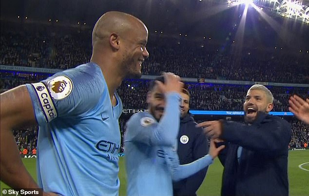 Aguero trêu đùa Kompany ngay sau trận đấu Man City 1-0 Leicester, kết quả vòng 37 ngoại hạng anh, kết quả ngoại hạng anh, kết quả Man City vs Leicester