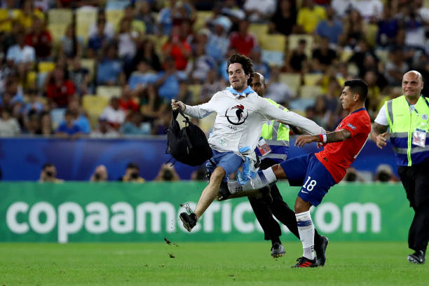 Cú đá tai hại của Jara chile vs uruguay, kết quả chile vs uruguay, copa america, lịch thi đấu copa america, kết quả copa america, sao chile tấn công cổ động viên