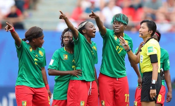 Nữ Cameroon phản đối quyết định của trọng tài tại World Cup đội bóng bỏ giải, phản đối trọng tài, đội bóng bỏ thi đấu, world cup nữ, copa america, v-league, đội bóng v-league bỏ giải