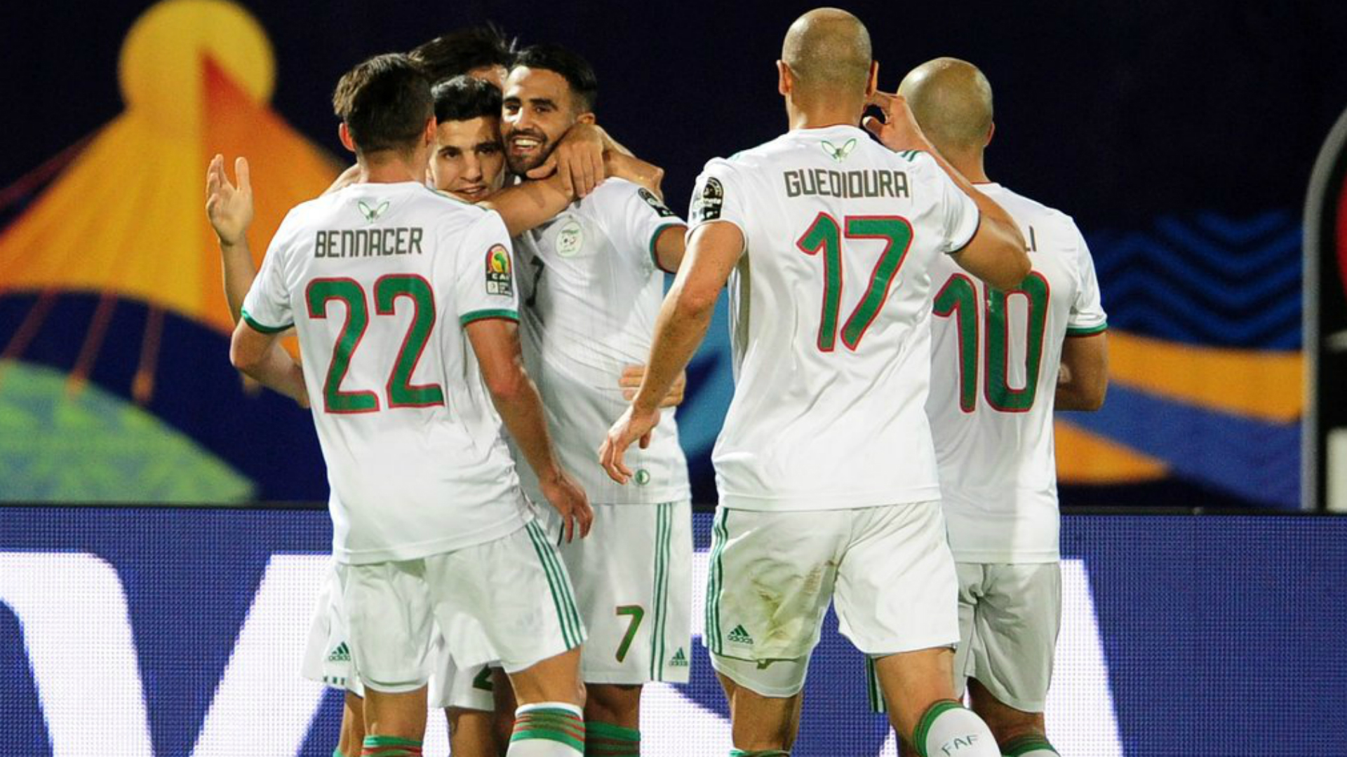 Bennacer (22) và Feghouli (10) sắm vai trò đầu não khu trung tuyến của Algeria chung kết can 2019, trực tiếp chung kết can, senegal vs algeria, trực tiếp senegal vs algeria, link trực tiếp senegal vs algeria, africa cup, senegal, algeria