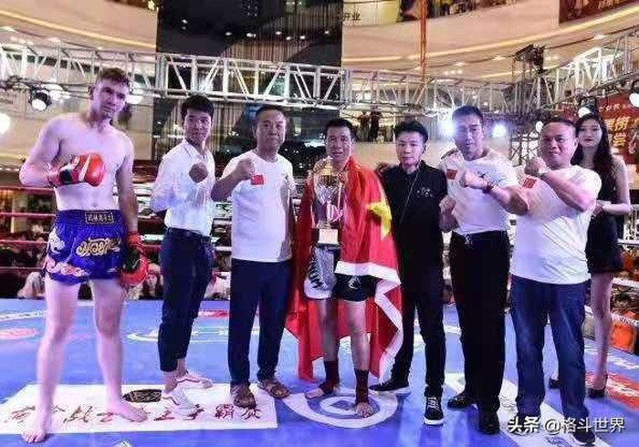 Chức vô địch đầy nghi vấn của Tôn Kiên võ sĩ, võ sĩ trung quốc, võ sĩ 52 tuổi, quyền anh, quyền anh hạng nặng, Dong Huyn Ma, tay đấm, đối thủ mỹ, người khổng lồ, võ, võ sĩ co giật, võ sĩ tử vong, võ sĩ gãy cổ