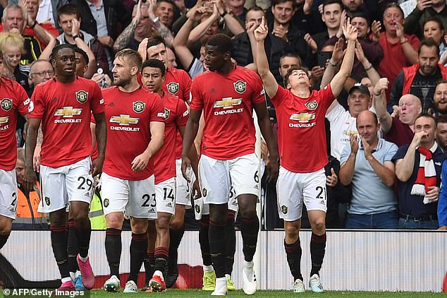 Tân binh James ăn mừng bàn thắng với đồng đội tân binh MU, Daniel James, MU vs Chelsea, kết quả MU vs Chelsea, kết quả ngoại hạng Anh, premier League