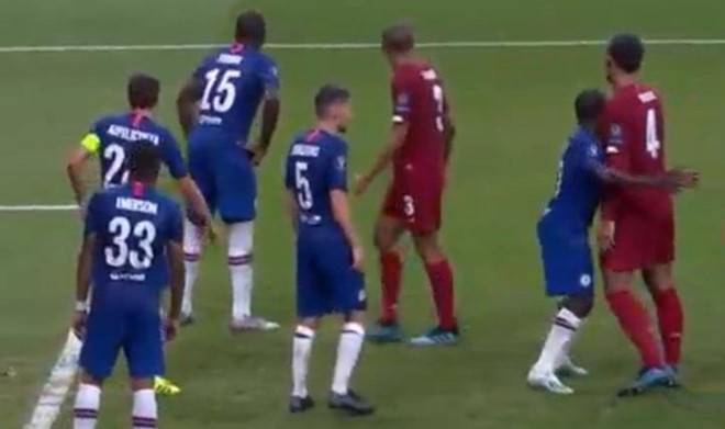 Kante nhỏ bé cố kèm cặp 'gã khổng lồ' Van Dijk liverpool vs chelsea, kết quả liverpool vs chelsea, chung kết siêu cúp, kết quả chung kết siêu cúp, liverpool, chelsea, kante, van dijk
