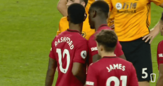 Pogba đã tiến tới đề nghị Rashford nhường mình quả phạt này. Ảnh: Sportmole pogba, pogba sút hỏng, pogba penalty, Wolves vs MU, kết quả Wolves vs MU, kết quả Ngoại hạng Anh