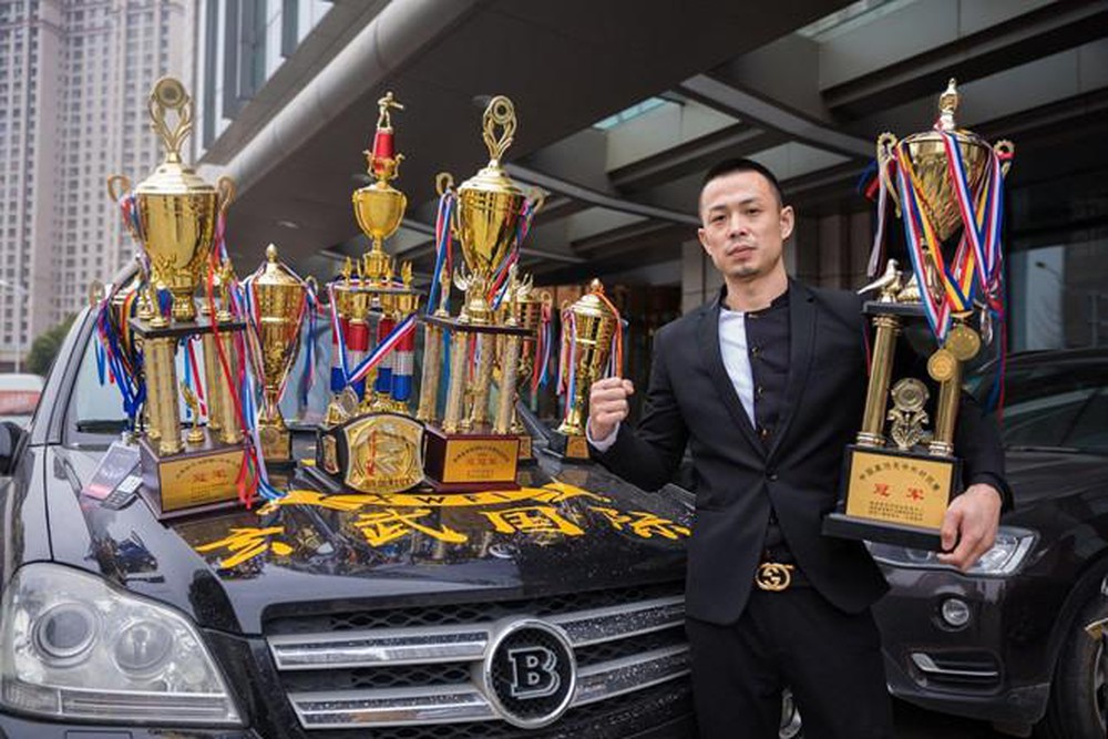Lý Huyền Vũ là nhà vô địch tán thủ nổi tiếng - Ảnh: Sina võ sĩ trung quốc, võ sư vịnh xuân, bản sao lý tiểu long, từ hiểu đông, mma