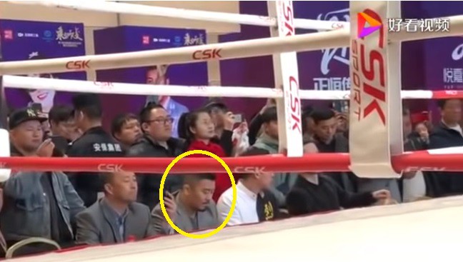 Từ Hiểu Đông có mặt trên khán đài để cổ vũ bạn - Ảnh: Cắt từ clip võ sĩ trung quốc, võ sư vịnh xuân, bản sao lý tiểu long, từ hiểu đông, mma