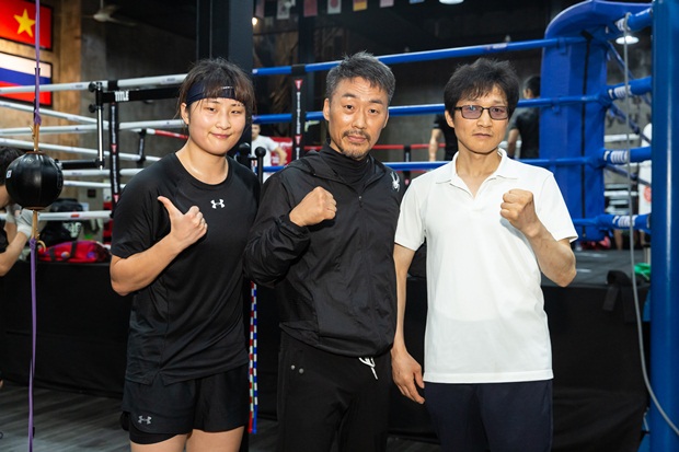 Thu Nhi chụp ảnh cùng HLV Park và cộng sự - Ảnh: Tapchisaoviet.com boxing, boxing việt nam, quyền anh, nữ boxing việt nam, cô gái vàng Việt Nam, thầy Park, HLV park, Park Yong Kyun