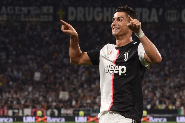 Ronaldo mô phỏng theo cách các trọng tài kiểm tra VAR - Ảnh: Getty Kết quả Juventus vs Napoli, Juventus vs Napoli, Ronaldo, CR7, Serie A
