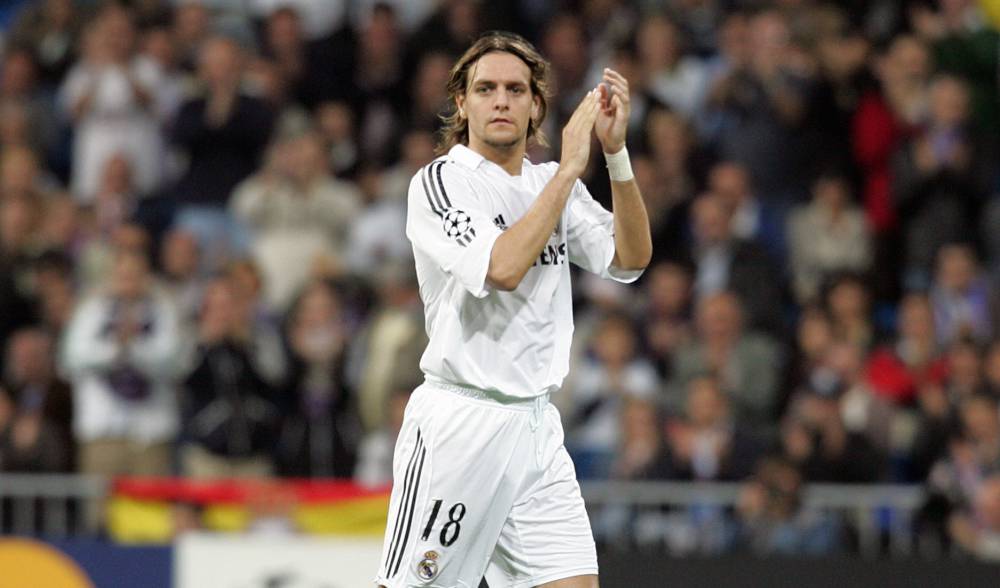 Trước Coates, Woodgate cũng bị coi là hậu vệ thảm họa với những sai lầm ngớ ngẩn - Ảnh: AS Liverpool, cựu sao Liverpool, hậu vệ liverpool, burnley vs liverpool, coates, kỉ lục bóng đá, hài hước bóng đá