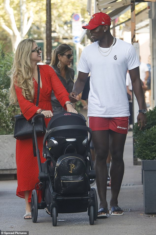 Pogba đi dạo cùng bạn gái trên đường phố Saint Tropez - Ảnh: Newsnaira Pogba, sao MU, vòng loại EURO 2020, Pháp vs Albania, Pháp vs Andorra, Premier League, con trai Pogba