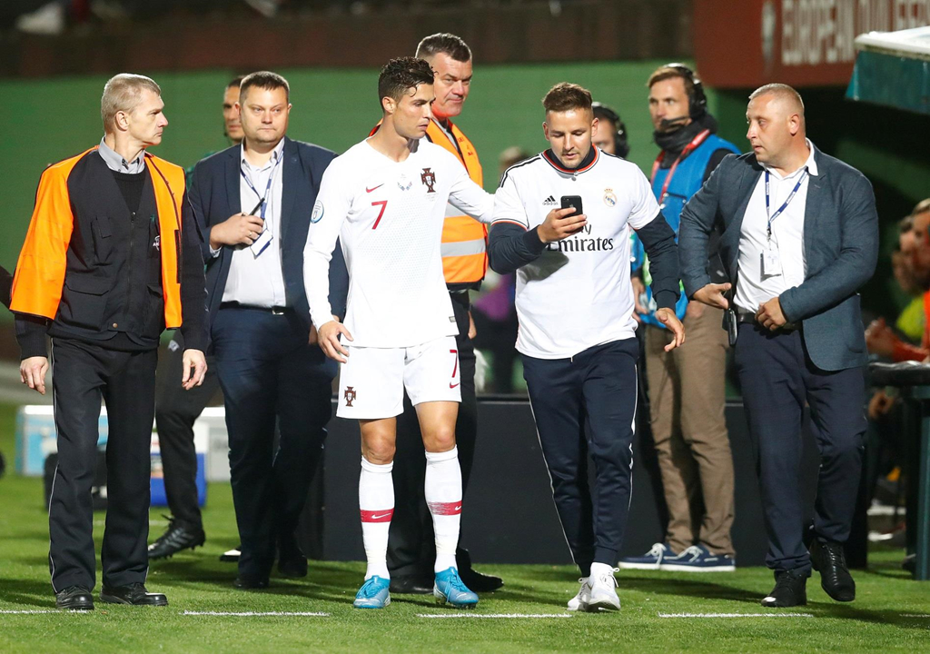 Ronaldo hành động nghĩa hiệp sau khi chụp ảnh cùng fan - Ảnh: Getty Images Ronaldo, CR7, Lithuania vs Bồ Đào Nha, kết quả Lithuania vs Bồ Đào Nha, kết quả vòng loại EURO 2020