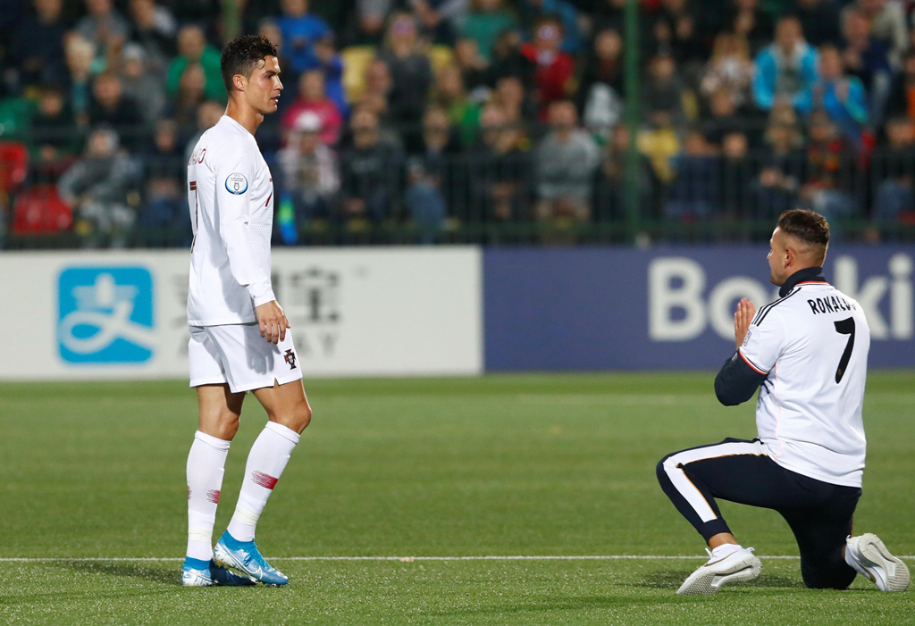 Fan cuồng quỳ gối trước CR7 - Ảnh: Getty Images Ronaldo, CR7, Lithuania vs Bồ Đào Nha, kết quả Lithuania vs Bồ Đào Nha, kết quả vòng loại EURO 2020