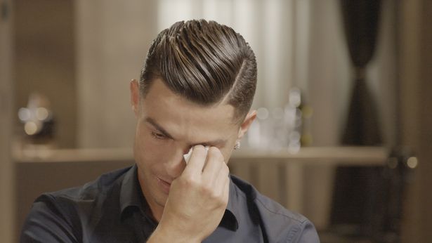 Ronaldo bật khóc khi xem đoạn video về cha mình - Ảnh: Mirror Ronaldo, CR7, Juventus, MU, Man Utd, quả bóng vàng, kỉ lục, vua phá lưới