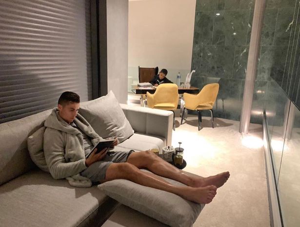 Ronaldo quyết định ở nhà đọc sách - Ảnh: Instagram FIFA The Best 2019, Ronaldo, Messi, FIFA, đội hình tiêu biểu FIFPro, Van Dijk