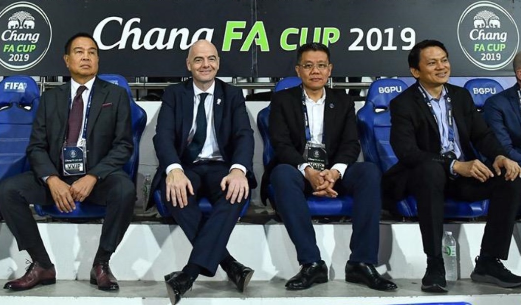 Chủ tịch FIFA Infantino (thứ 2 từ trái sang) cùng chủ tịch AFF Sameth (thứ 3 từ trái sang) FIFA, AFF, AFC, liên đoàn bóng đá Đông Nam Á, chủ tịch FIFA, Infantino, Việt Nam, ĐT Việt Nam