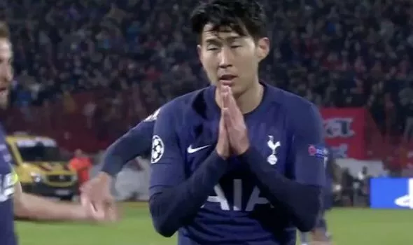 Son Heung-min tỏ ý xin lỗi sau khi ghi bàn - Ảnh: Express.uk son heung-min, andre gomes, raul jimenez, wolves, europa league