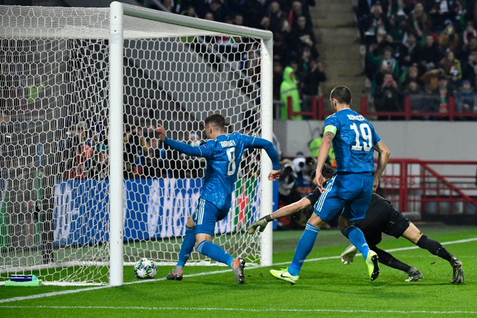 Ramsey nhanh chân đá bồi sau đó - Ảnh: Getty Images Ramsey, Ronaldo, Ronaldo mất bàn thắng, Ramsey cướp bàn thắng Ronaldo, Lokomotiv vs Juventus, Champions League, Juventus