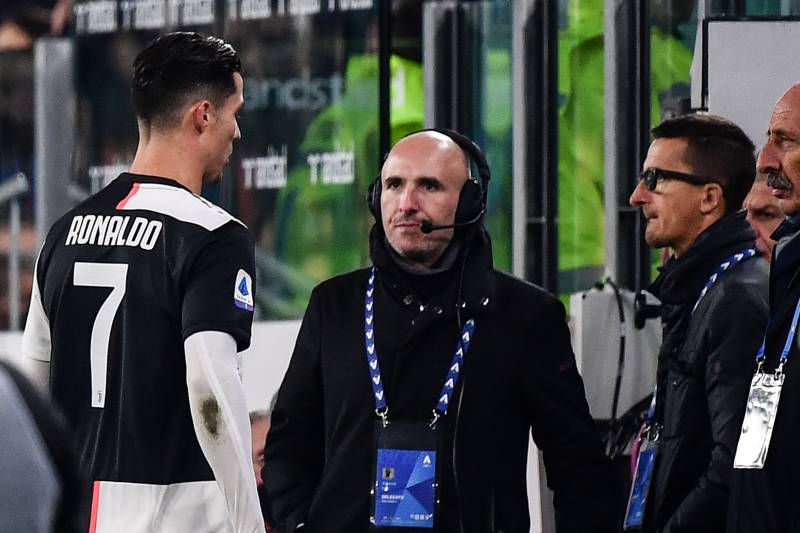 Ronaldo đi thẳng vào đường hầm sau khi rời sân - Ảnh: Bleacher Report Juventus vs AC Milan, kết quả Juventus vs AC Milan, kết quả Serie A, Ronaldo, Juventus, AC Milan, Sarri, Ronaldo bỏ về