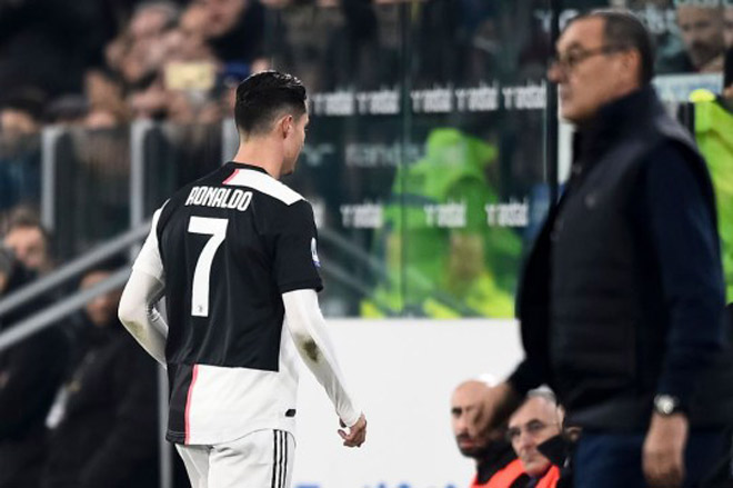 Ronaldo và Sarri đang có những mâu thuẫn ngầm? - Ảnh: Getty Lippi, Sarri, Ronaldo, Ronaldo ngồi ngoài, Sarri - Ronaldo, ĐT Trung Quốc, vòng loại World Cup, Juventus, Ronaldo xin lỗi