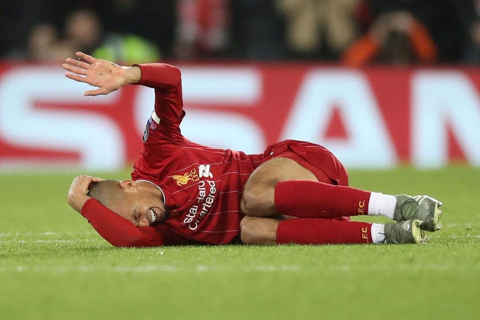 Fabinho đổ gục xuống sân trong đau đớn - Ảnh: Standar Champions League, kết quả Liverpool vs Napoli, kết quả Valencia vs Chelsea, kết quả cúp c1