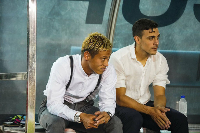 Honda chỉ đạo U22 Campuchia từ xa. Ảnh: Internet