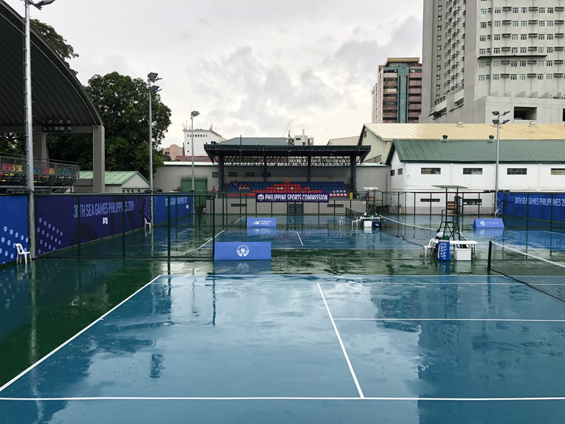 Sân ướt khiến môn Tennis sáng nay bị hoãn - Ảnh: Thanh Niên