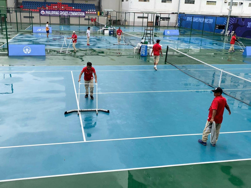 Sân bãi chịu sự ảnh hưởng của thời tiết, không thể thi đấu - Ảnh: Thanh Niên