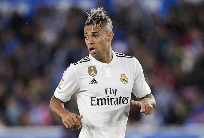 Benfica muốn giải cứu tiền đạo bị thất sủng của Real - Ảnh: Internet Benfica nhắm hàng thải Real Benfica đang lên kế hoạch giải cứu ngôi sao bị thất sủng tại Real, đó là Mariano Diaz. Diaz trở về Real từ Lyon sau màn trình diễn chói sáng. Tuy nhiên những gì cầu thủ người Brazil thể tiện tại Bernabeu chỉ là nỗi thất vọng. Diaz không còn duy trì được phong độ như thời còn là trung phong số 1 tại Gerland. Anh thường xuyên phải làm bạn với băng ghế dự bị. CLB Bồ Đào Nha đã đưa ra lời đề nghị đầu tiên cho Mariano Diaz, và chờ hồi đáp. Mùa này, Diaz chưa 1 lần ra sân cho Real Madrid tại La Liga.