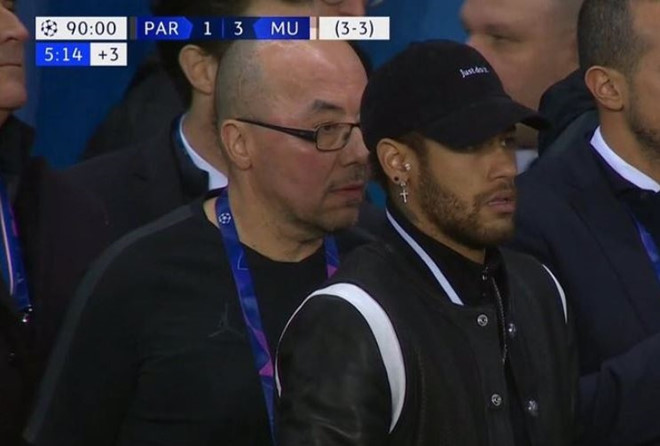 Neymar thẫn thờ khi nhìn đội nhà thất bại vòng 1/8 champions league, psg vs mu, psg, mu, neymar