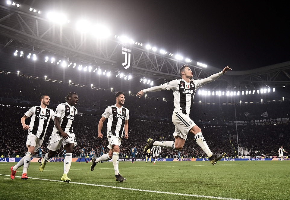 Ronaldo ăn mừng cú hat-trick vào lưới Atletico vongf 1/8 champions league, ronaldo, ronaldo lập hattrick, juventus, atletico