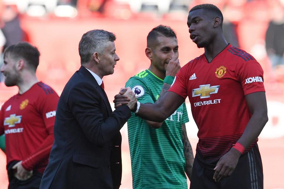 Solskjaer bắt tay Pogba sau chiến thắng trước Watford ngoại hạng anh, premier league, mu, man utd, solskjaer