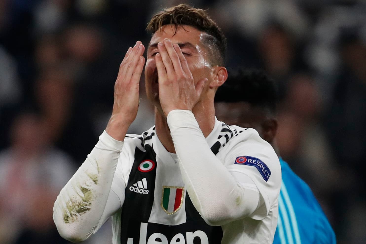 Ronaldo thất vọng sau khi Juventus dừng bước ở tứ kết C1 ronaldo, cr7, juventus, tứ kết c1, tu ket c1, tứ kết champions league