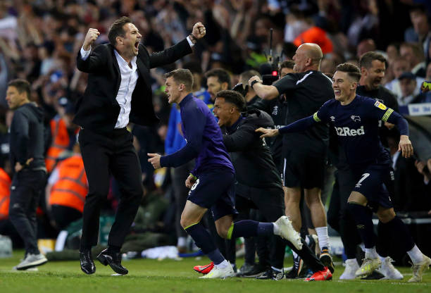 Lampard ăn mừng chiến thắng cùng các học trò kết quả Leeds United vs Derby County, tỷ số Leeds United vs Derby County, video bàn thắng Leeds United vs Derby County, Leeds United, Derby County, Play off ngoai hang anh, đá play off ngoai hang anh, tran play off ngoai hang anh, kết quả playoff ngoại hạng an