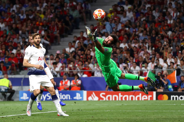 Alisson khiến các chân sút Tottenham nản lòng trong trận chung kết C1 đội hình tiêu biểu champions league 2019, đhtb c1 2019, đội hình tiêu biểu c1, cúp c1, c1, champions league, messi, ronaldo, van dijk, barca, barcelona, liverpool, juventus